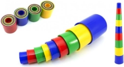 Πολύχρωμη στοίβα πυραμίδας από κυπελάκια