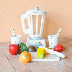 Ξύλινο μπλέντερ smoothie με φρούτα για παιδική κουζίνα