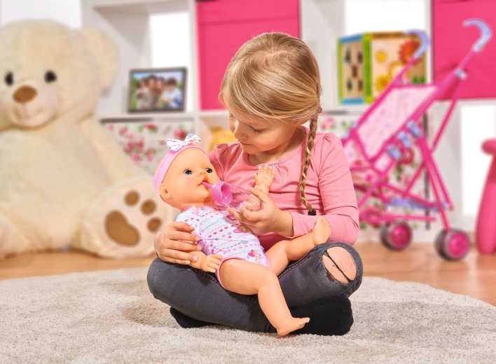 Πίνει και ουρεί όπως ένα αληθινό μωρό