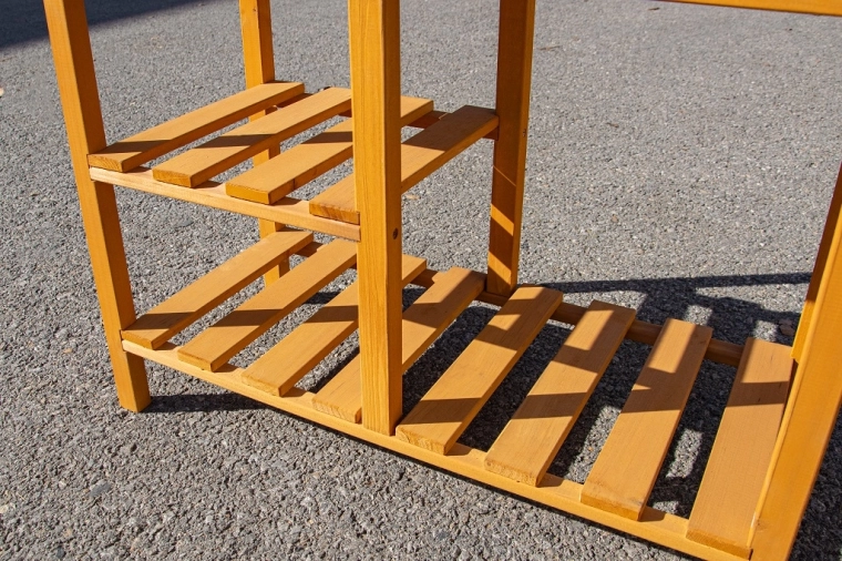 Ευρύχωρα ανοιχτά ράφια και γάντζοι