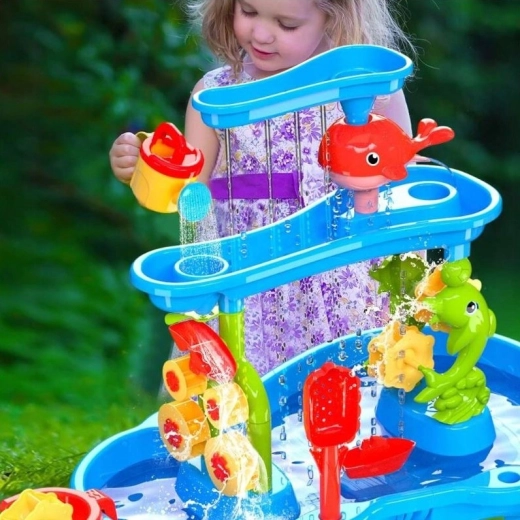 Τριώροφη καταρράκτης με υδάτινους τροχούς