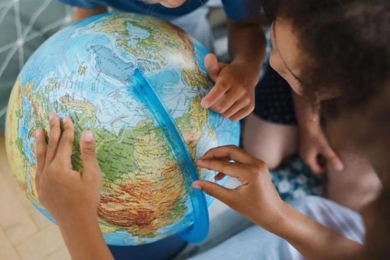 Τρισδιάστατο ανάγλυφο και αναλυτικές τσεχικές επιγραφές