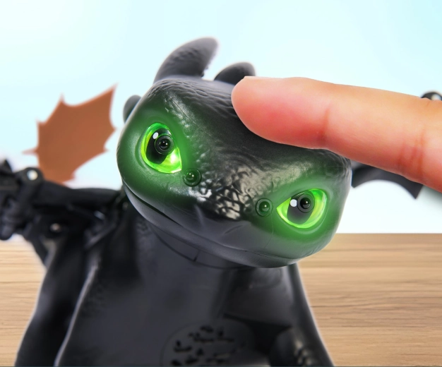 Φωτεινά μάτια και πλασματική επίθεση