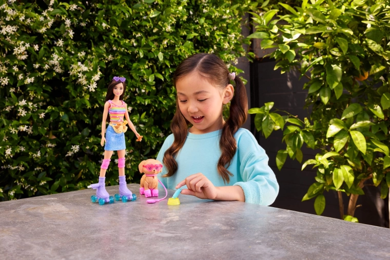 Στιλάτο αθλητικό ντύσιμο και πατίνια ρόλερ