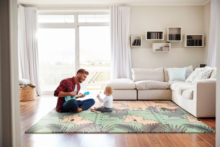 Ευρύχωρος χώρος παιχνιδιού στο σπίτι και στο σαλόνι