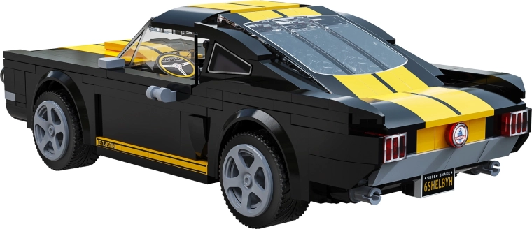 Ανοιγόμενο καπό και λεπτομέρειες κινητήρα V8