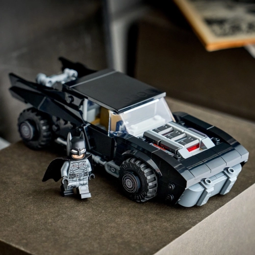 Λεπτομερές Batmobile με ανοιγόμενη οροφή