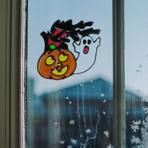 Αποκριάτικη διακόσμηση παραθύρου για το Halloween με κολοκύθα και φάντασμα