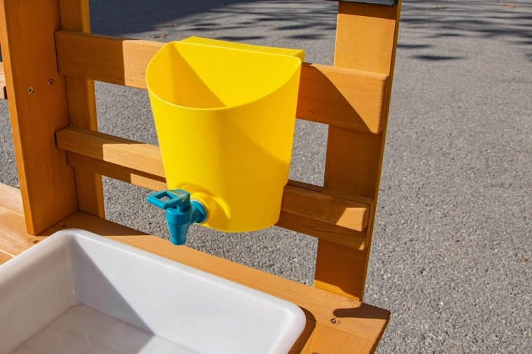 Αληθινή υδάτινη διασκέδαση με δοχείο και βρυσάκι