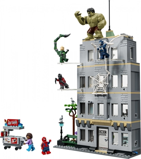 Πρόσοψη που γκρεμίζεται με τον Hulk στο εσωτερικό