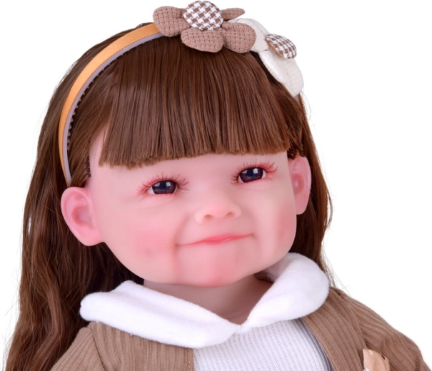 Ρεαλιστική εμφάνιση και χαριτωμένο χαμόγελο