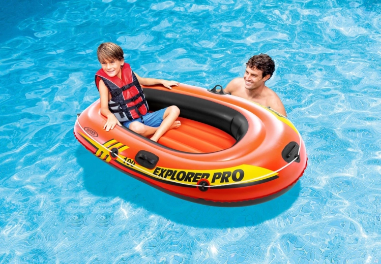 Διασκέδαση στο νερό για ένα παιδί