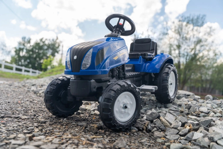 Πεταλοκίνητο τρακτέρ Falk New Holland με ρυμουλκούμενο και ανοιγόμενο καπό από 2 ετών