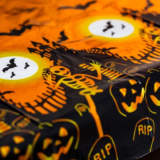 Halloween τραπεζομάντιλο με εφέ αλουμινίου 137 × 183 cm – ταφόπλακα