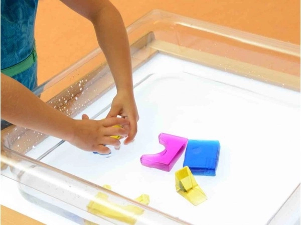 Ζωντανά χρώματα και φωτεινά εφέ σε light table