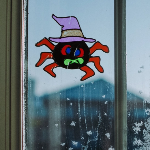 Αποκριάτικη διακόσμηση παραθύρου για το Halloween – πολύχρωμη γκλίτερ αράχνη