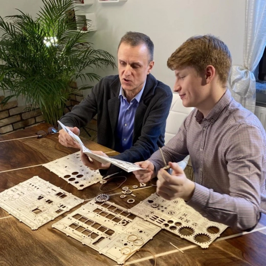 Συναρμολόγηση χωρίς κόλλα και εργαλεία