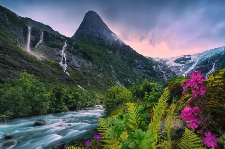 Μεγαλοπρεπές μοτίβο ορεινού τοπίου