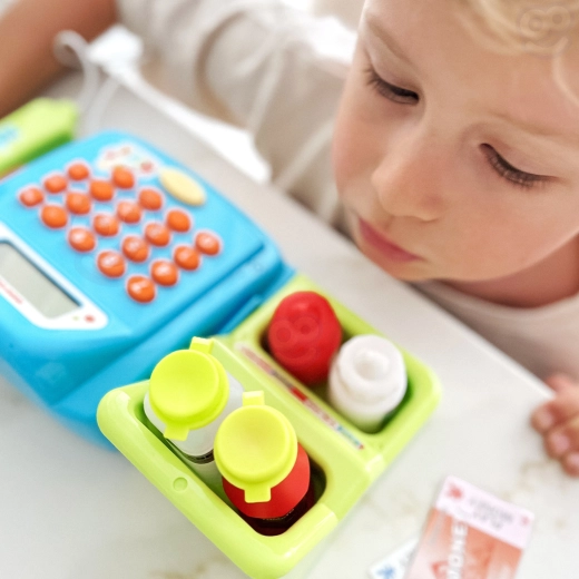 Πλούσια αξεσουάρ και ράφι για τα προϊόντα