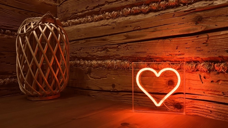 Μαγική ατμόσφαιρα με νεονέ καρδιά