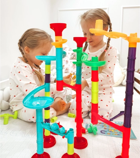 Αναπτύσσει τη λεπτή κινητικότητα και τη λογική σκέψη