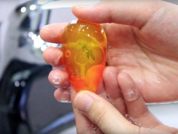 Έτοιμο κεχριμπάρι με βοτανικό μοτίβο