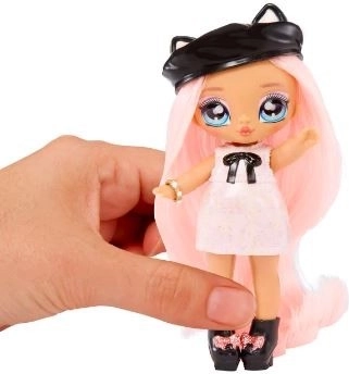 Χαριτωμένη μίνι κούκλα έτοιμη για παιχνίδι