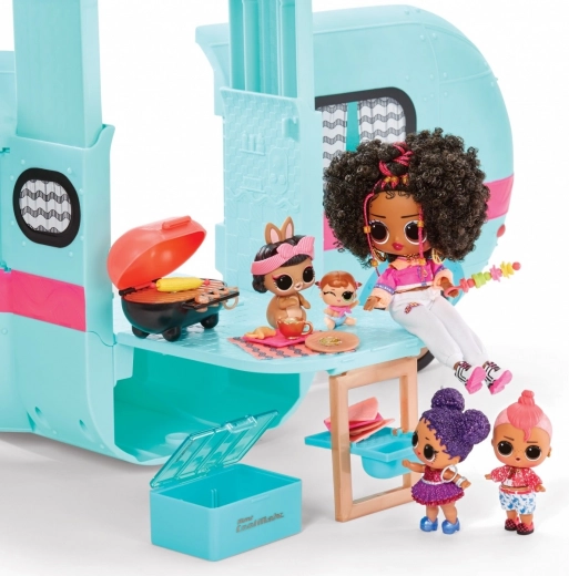 Διασκέδαση στην πισίνα και στο μπάρμπεκιου