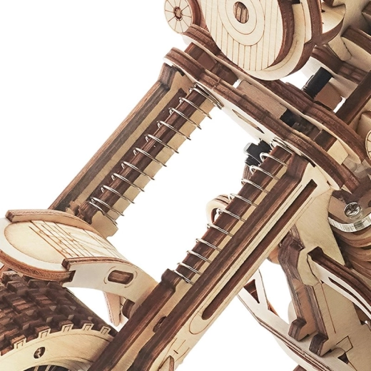 Ο κουρδιστός ελατηριωτός μηχανισμός τίθεται σε λειτουργία με σκανδάλη