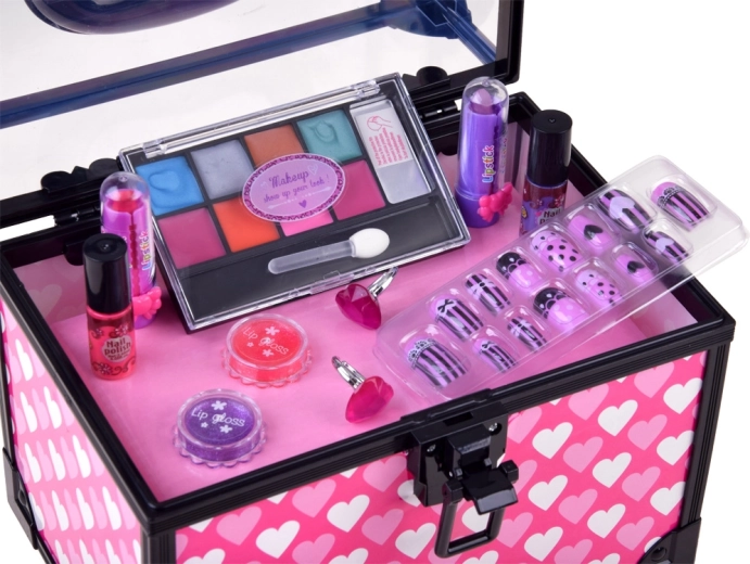 Πλήρες σετ για τη μικρή μακιγιέρ