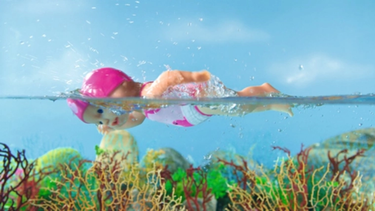 Κολυμπά και διασκεδάζει στο νερό