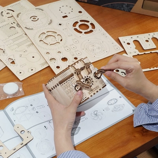 Συναρμολογούμενο μοντέλο με 123 κομμάτια