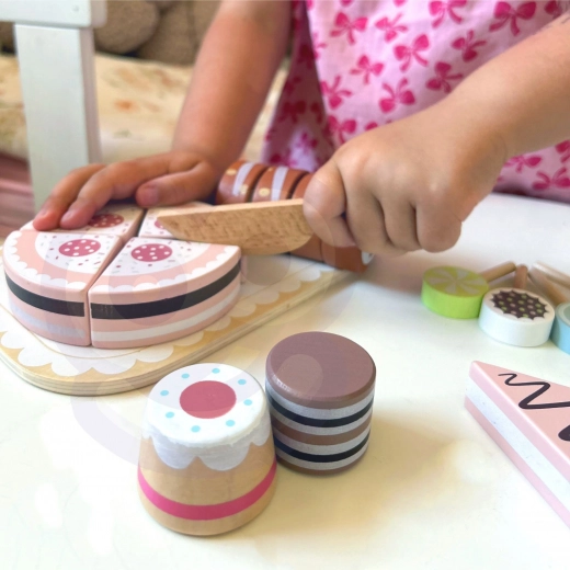 Κέικ κοπής για ρεαλιστικό ζαχαροπλαστείο