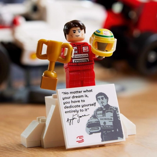 Μινιφιγούρα Ayrton Senna με βάση-βάθρο
