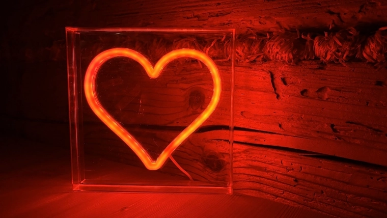 Καθαρός σχεδιασμός σε διάφανο πάνελ