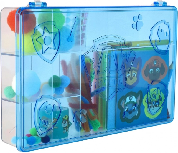 Στιβαρή πλαστική βαλιτσούλα με ευδιάκριτες θήκες