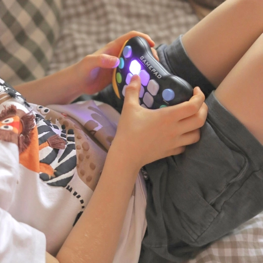 Φωτιζόμενα κουμπιά και εντυπωσιακός LED φωτισμός