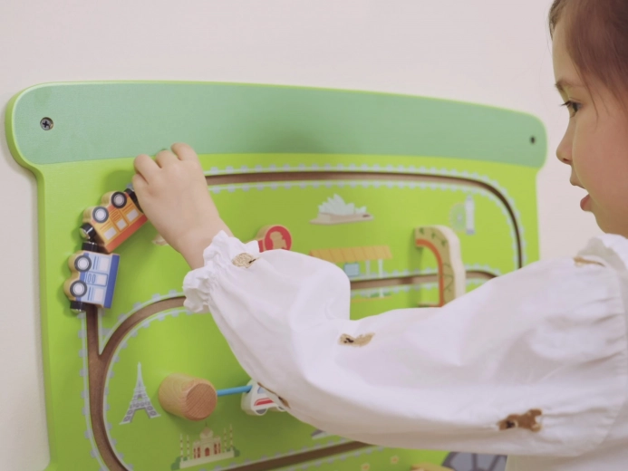 Πράσινο βαγόνι με συρόμενη διαδρομή και περιστρεφόμενα τουβλάκια