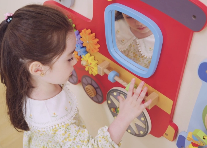 Μηχανή με γρανάζια και καθρεφτάκι