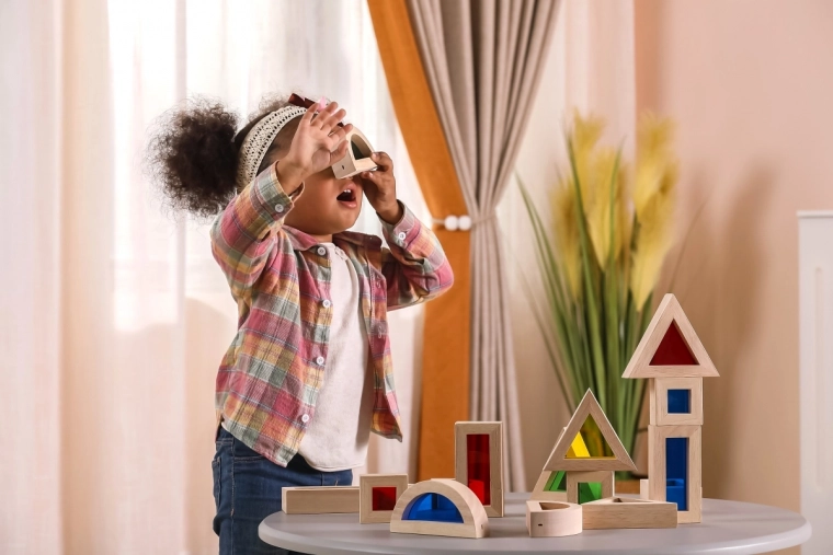 Ασφαλής ξύλινη κατασκευή για μικρά χεράκια