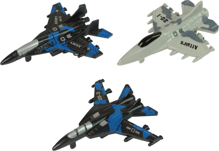 Τρία μαχητικά αεροσκάφη με στρατιωτικό σχεδιασμό