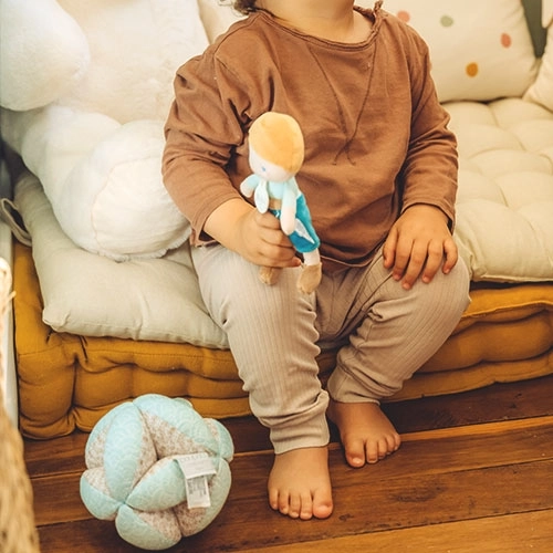 Ελαφριά κούκλα για μικρό χεράκι